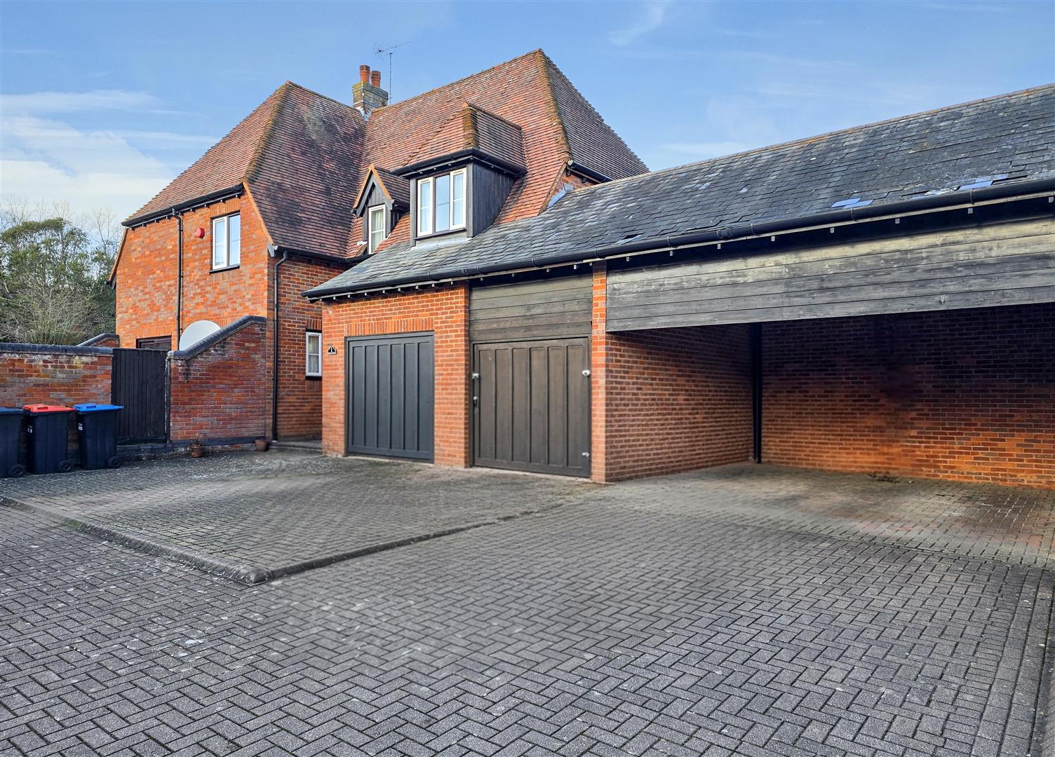 Eynsham Court., Woolstone, Milton Keynes